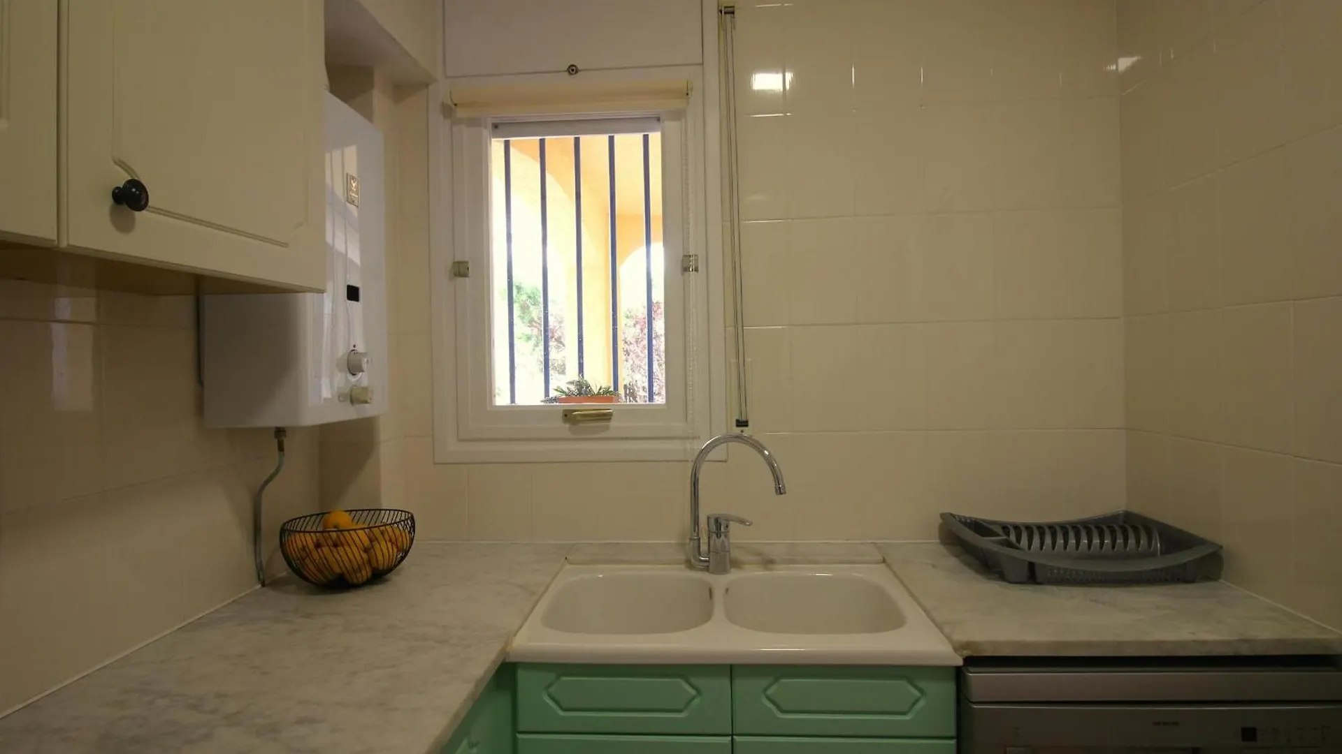 Apartamento Con Jardin A 150 M De La Playa, 2 Habitaciones, Terraza Con Vistas Parciales Al Mar, Ac, Bbq. - Es-228-151 Llanca 0*,  Spain