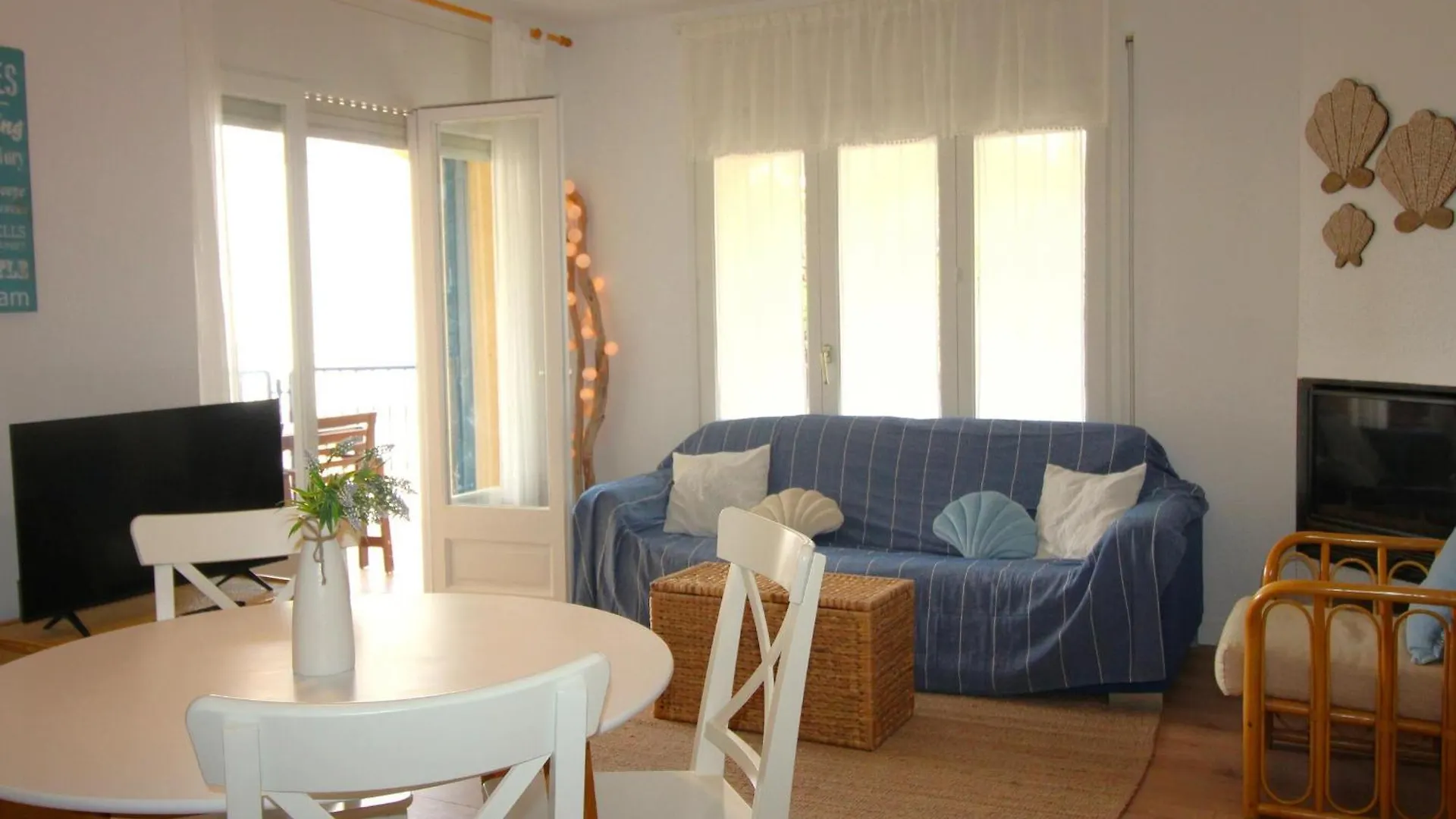 Apartamento Con Jardin A 150 M De La Playa, 2 Habitaciones, Terraza Con Vistas Parciales Al Mar, Ac, Bbq. - Es-228-151 Llanca Apartment